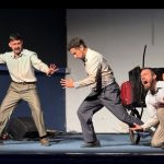 Escena de la obra Despertar de Tierra presentada por Cuervos de Pantano en el Teatro Municipal de Maule.