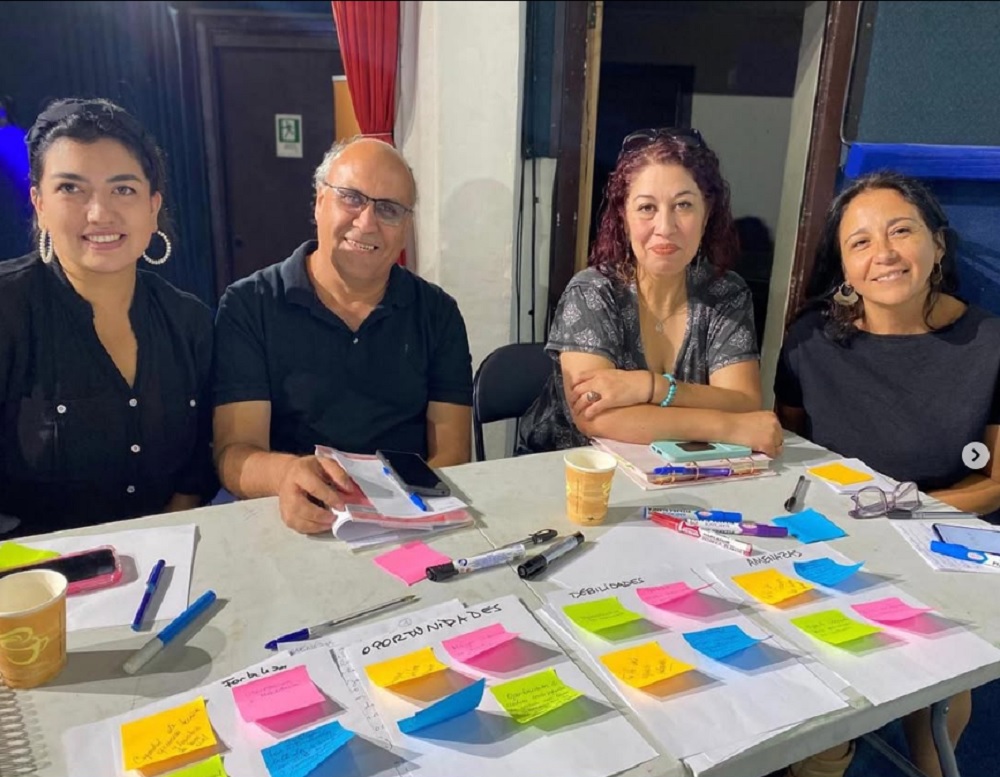 Funcionarios municipales durante jornada participativa para el Plan de Gestión del Teatro Municipal de Maule.