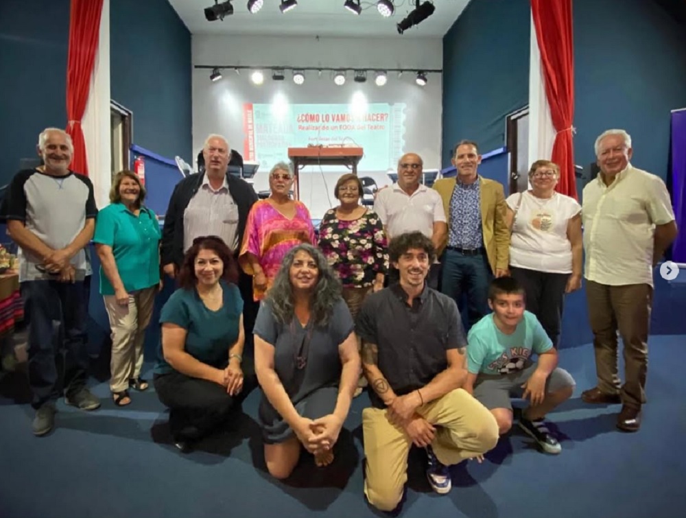 Público participando en la mateada dialogada en el Teatro Municipal de Maule, compartiendo ideas y reflexiones culturales.